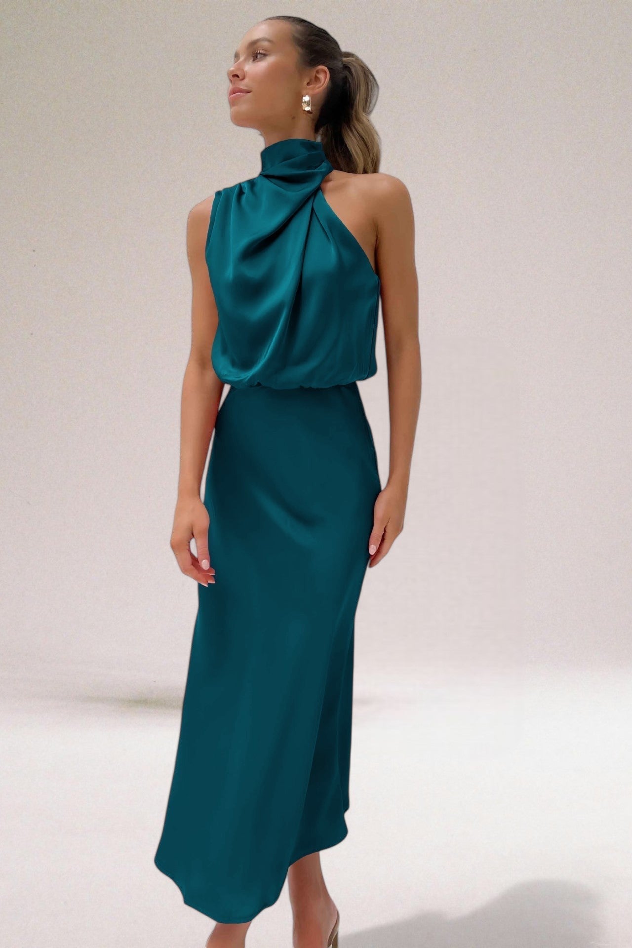 Noora™ | Glamourklänning i satin med halterneck