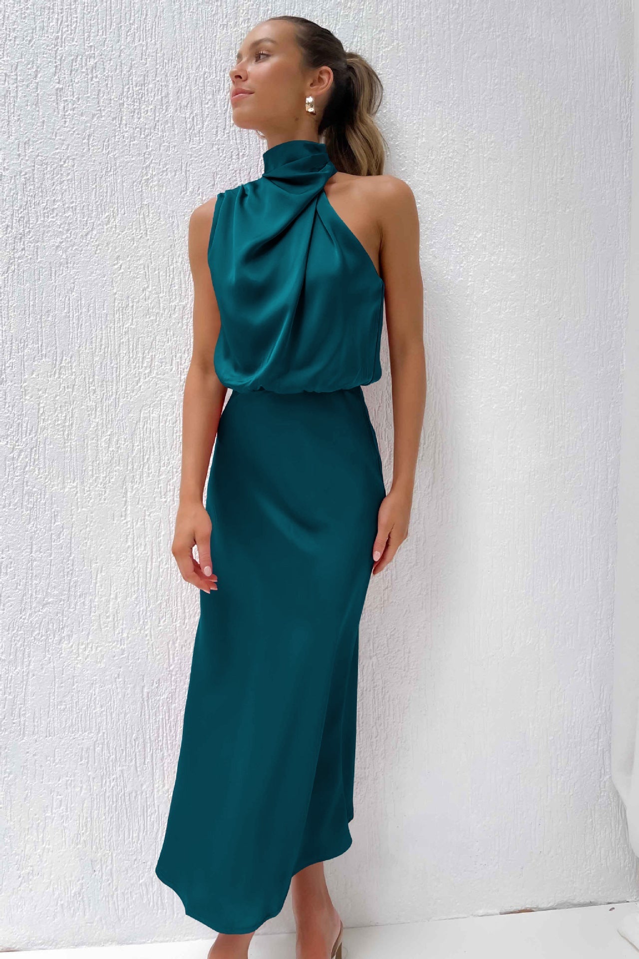 Noora™ | Lång satin klänning med halterneck