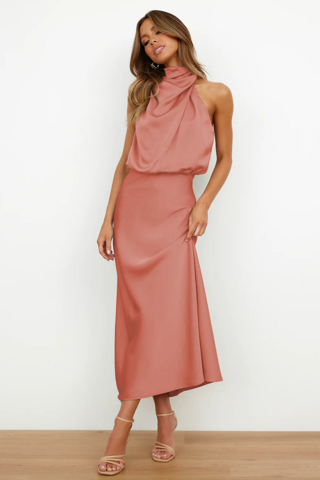 Noora™ | Lång satin klänning med halterneck