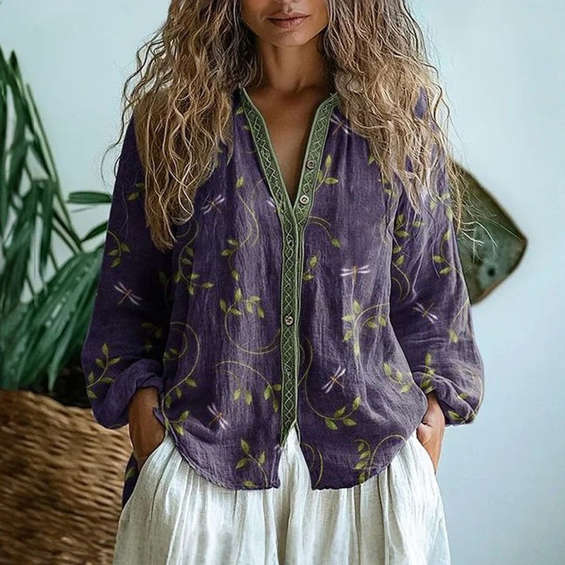 Noora™ | Seloria – Blus med subtila blomdetaljer