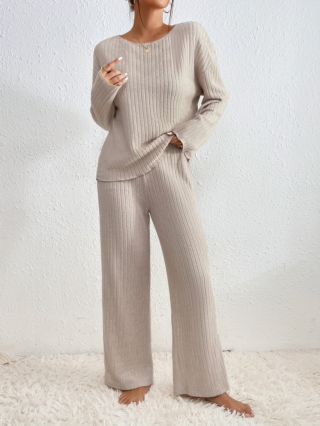 Noora™ | Elegant set för kvinnor med ribbad tröja och rak ben