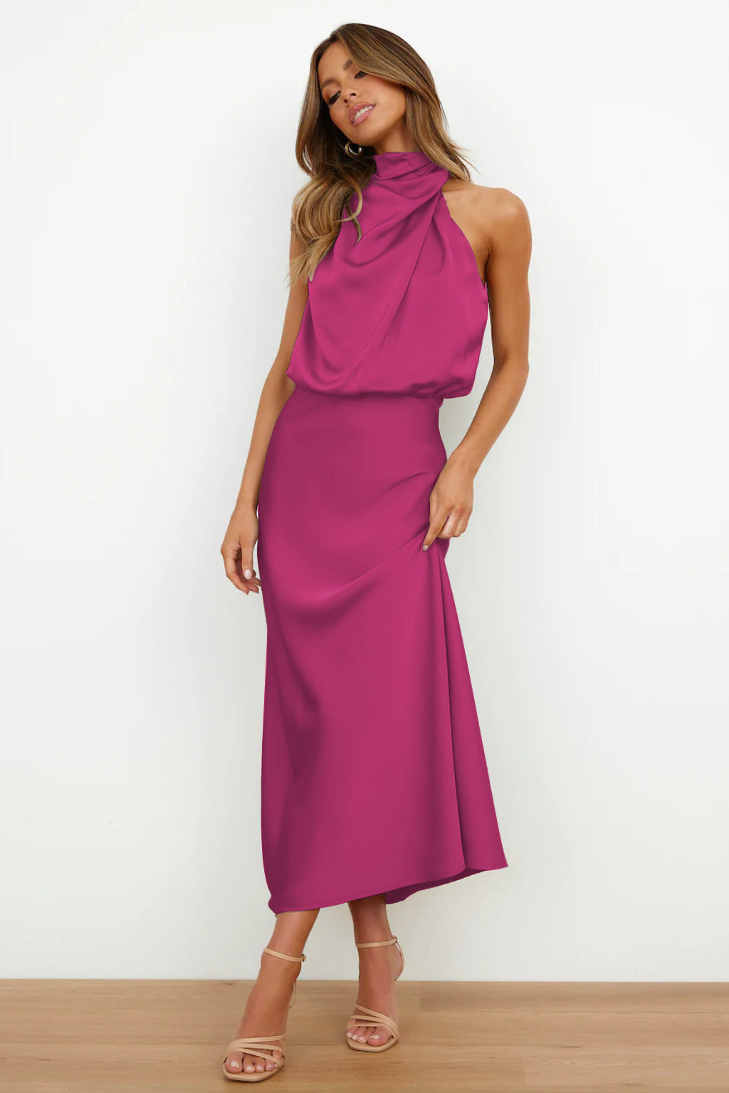 Noora™ | Lång satin klänning med halterneck