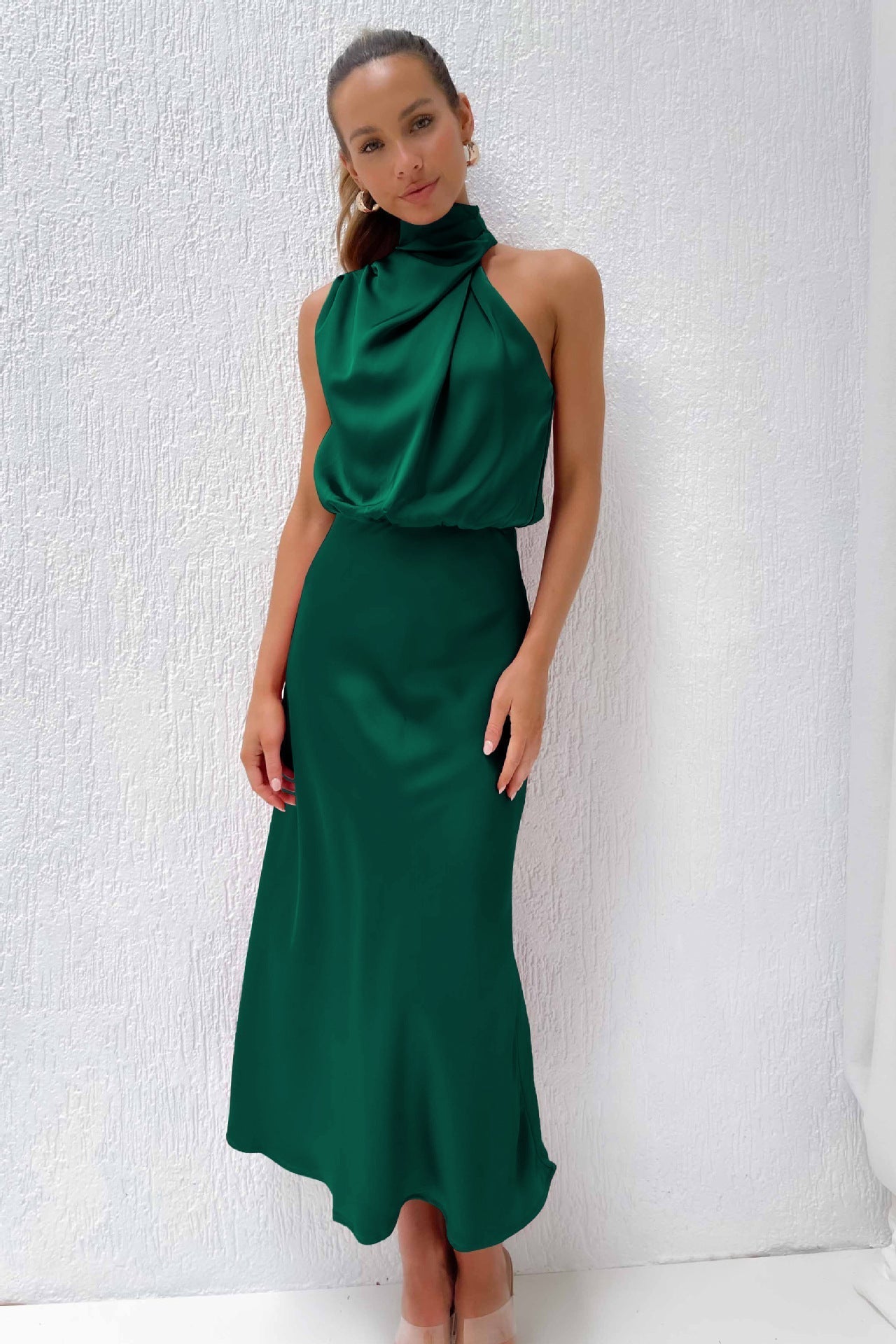 Noora™ | Lång satin klänning med halterneck