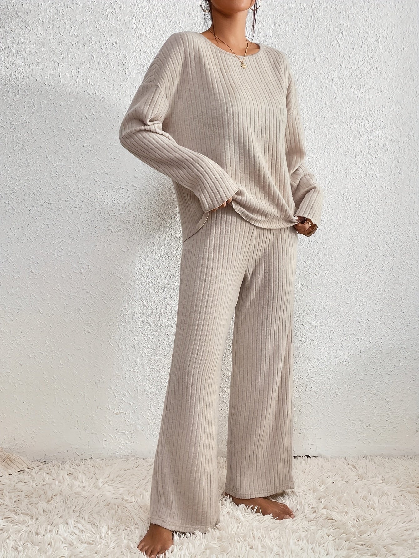 Noora™ | Elegant set för kvinnor med ribbad tröja och rak ben