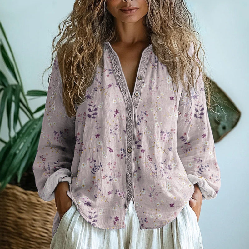 Noora™ | Seloria – Blus med subtila blomdetaljer