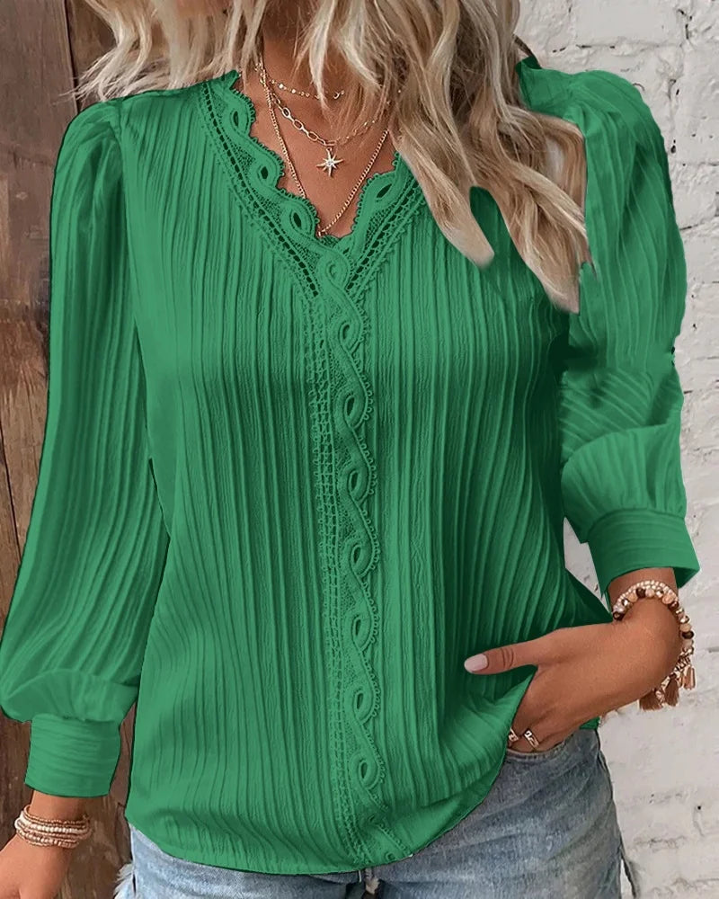 Noora™ | Selvie – Blus med spetskant och veck