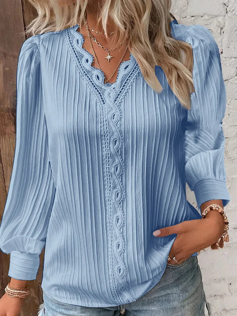 Noora™ | Selvie – Blus med spetskant och veck