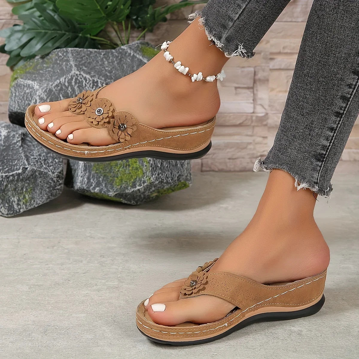 Noora™ | Flora – Blommiga kilklackssandaler med ortopedisk komfort