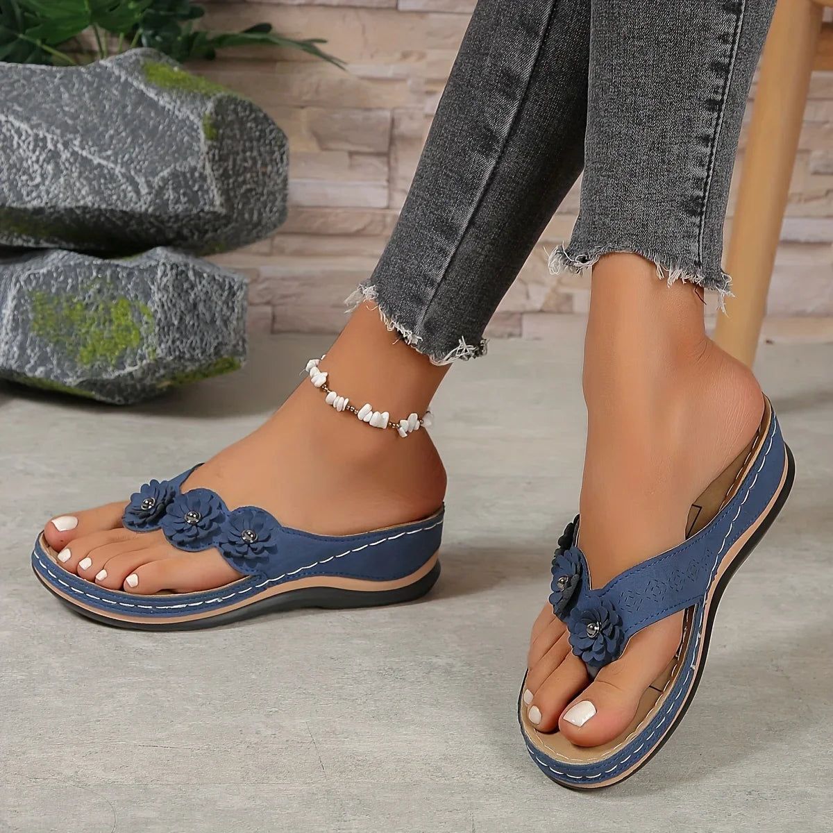 Noora™ | Flora – Blommiga kilklackssandaler med ortopedisk komfort