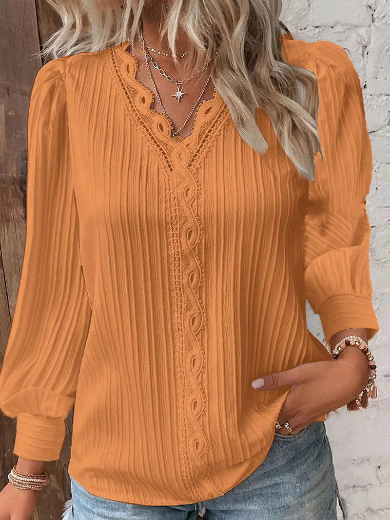 Noora™ | Selvie – Blus med spetskant och veck