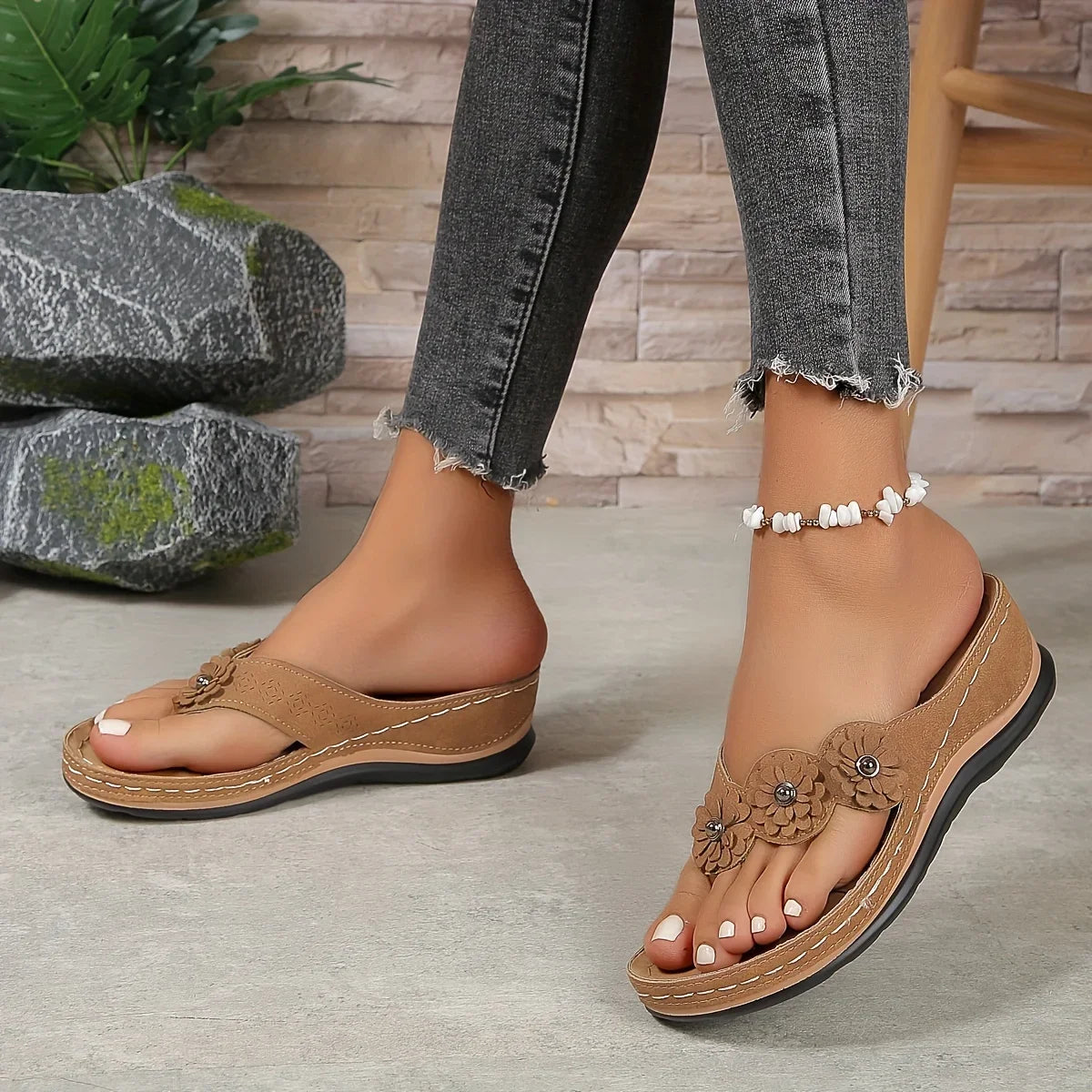 Noora™ | Flora – Blommiga kilklackssandaler med ortopedisk komfort