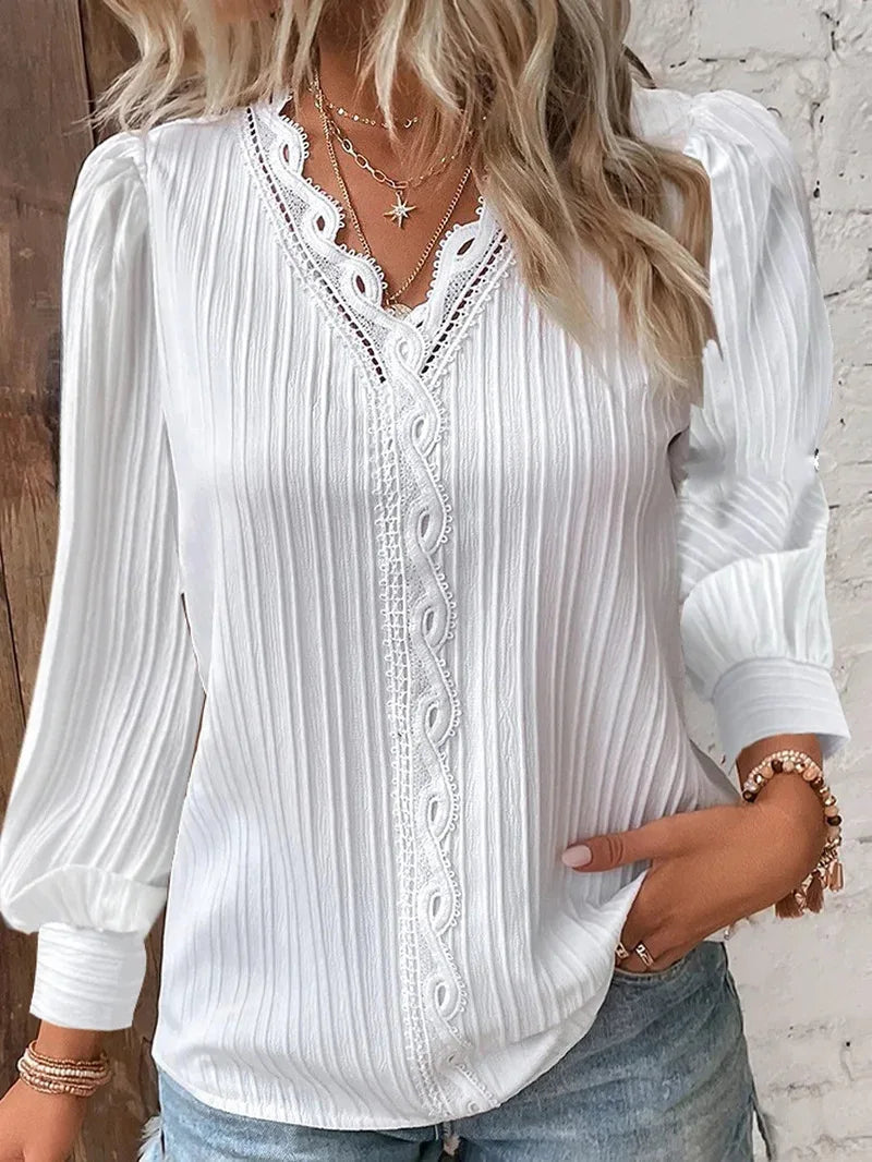 Noora™ | Selvie – Blus med spetskant och veck