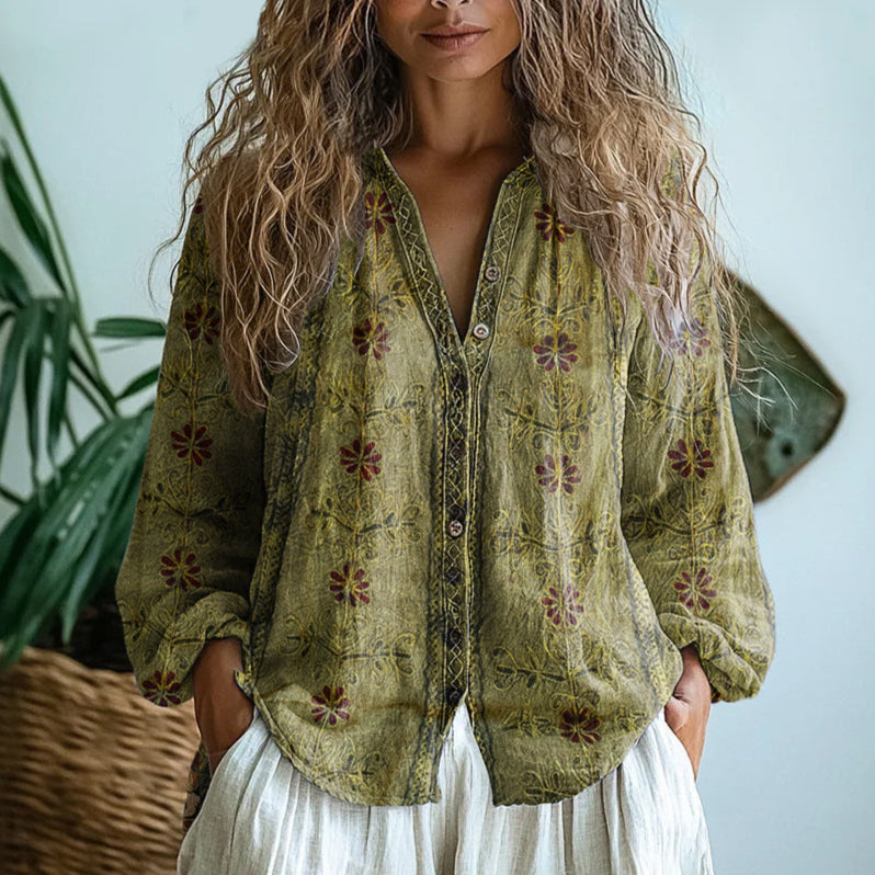 Noora™ | Seloria – Blus med subtila blomdetaljer