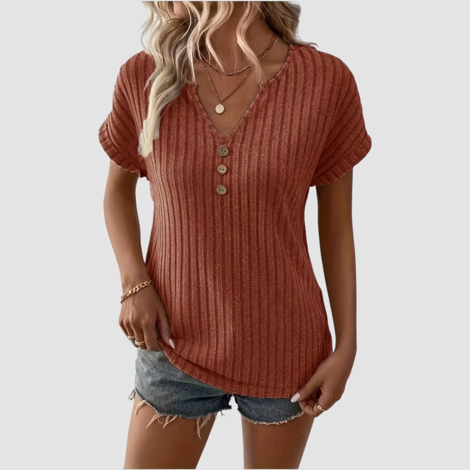 Noora™ | Svala – Ribbstickad topp med knappar