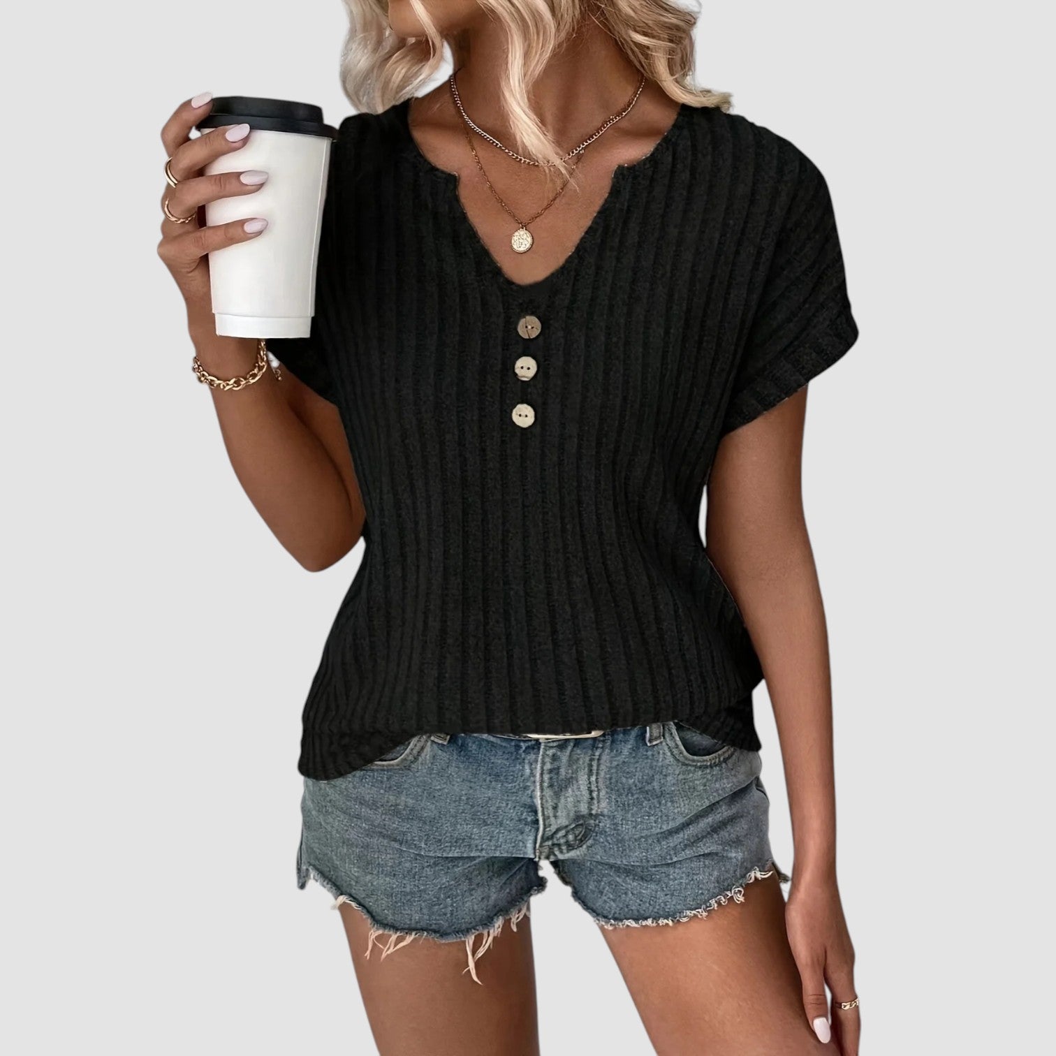 Noora™ | Svala – Ribbstickad topp med knappar
