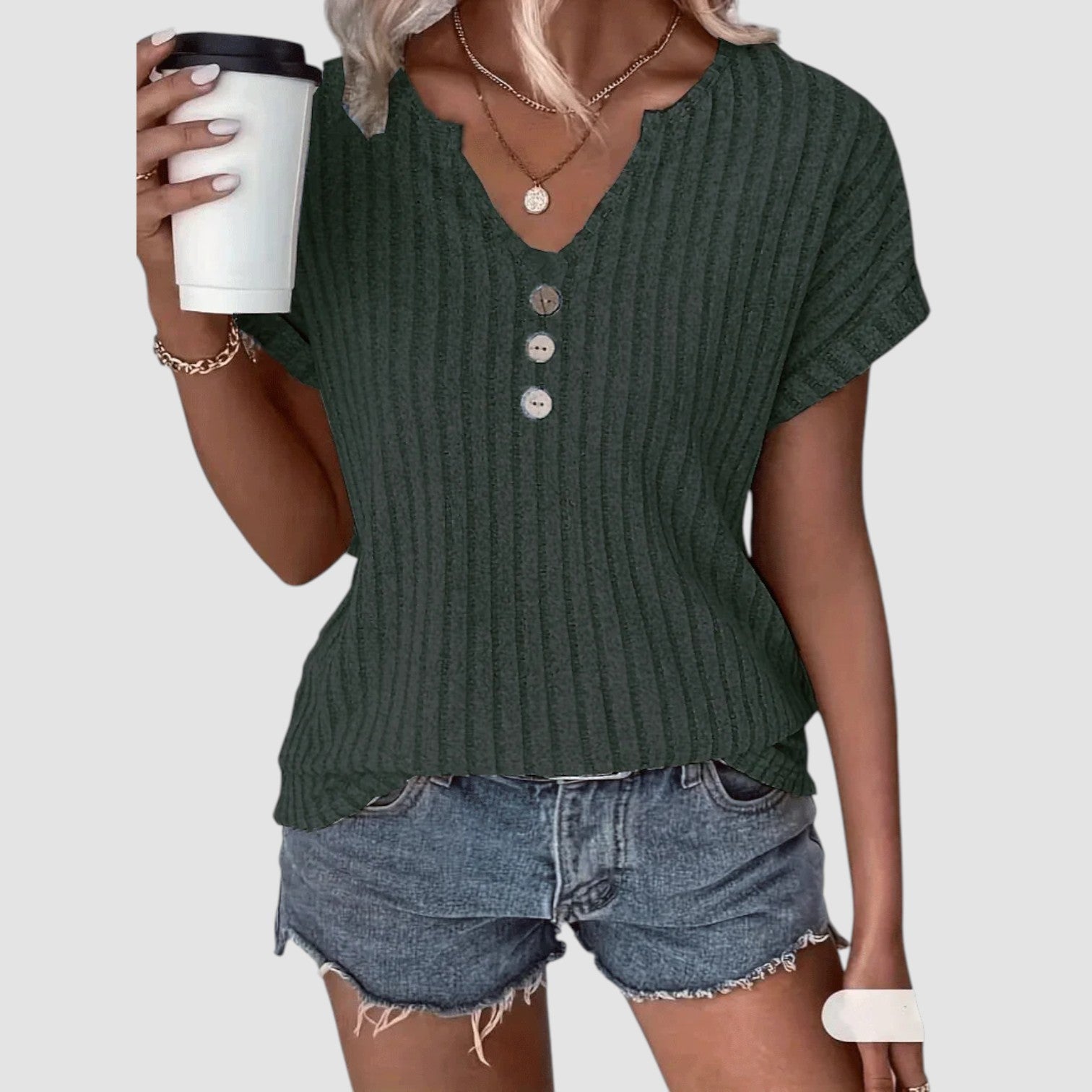 Noora™ | Svala – Ribbstickad topp med knappar