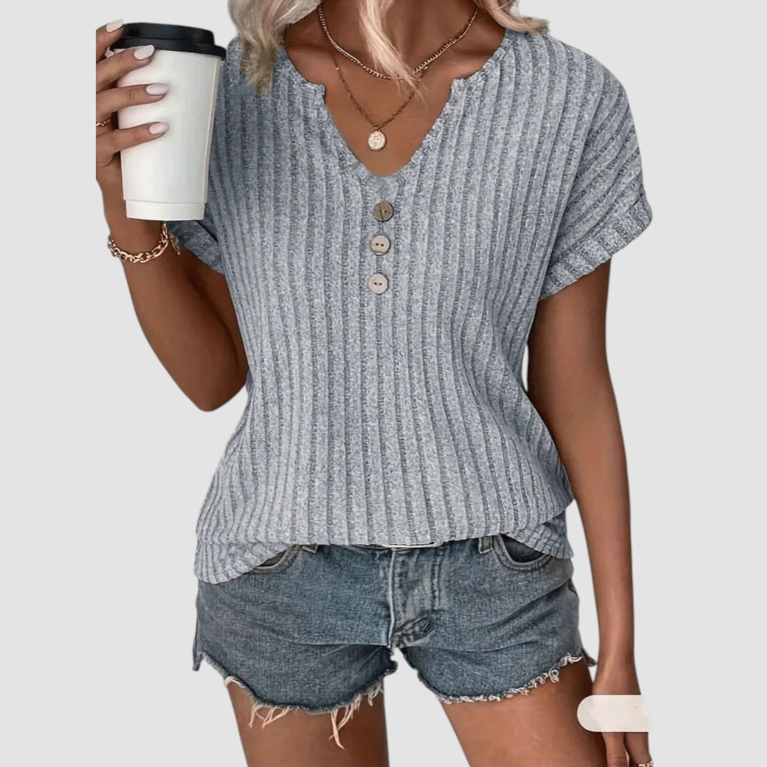 Noora™ | Svala – Ribbstickad topp med knappar