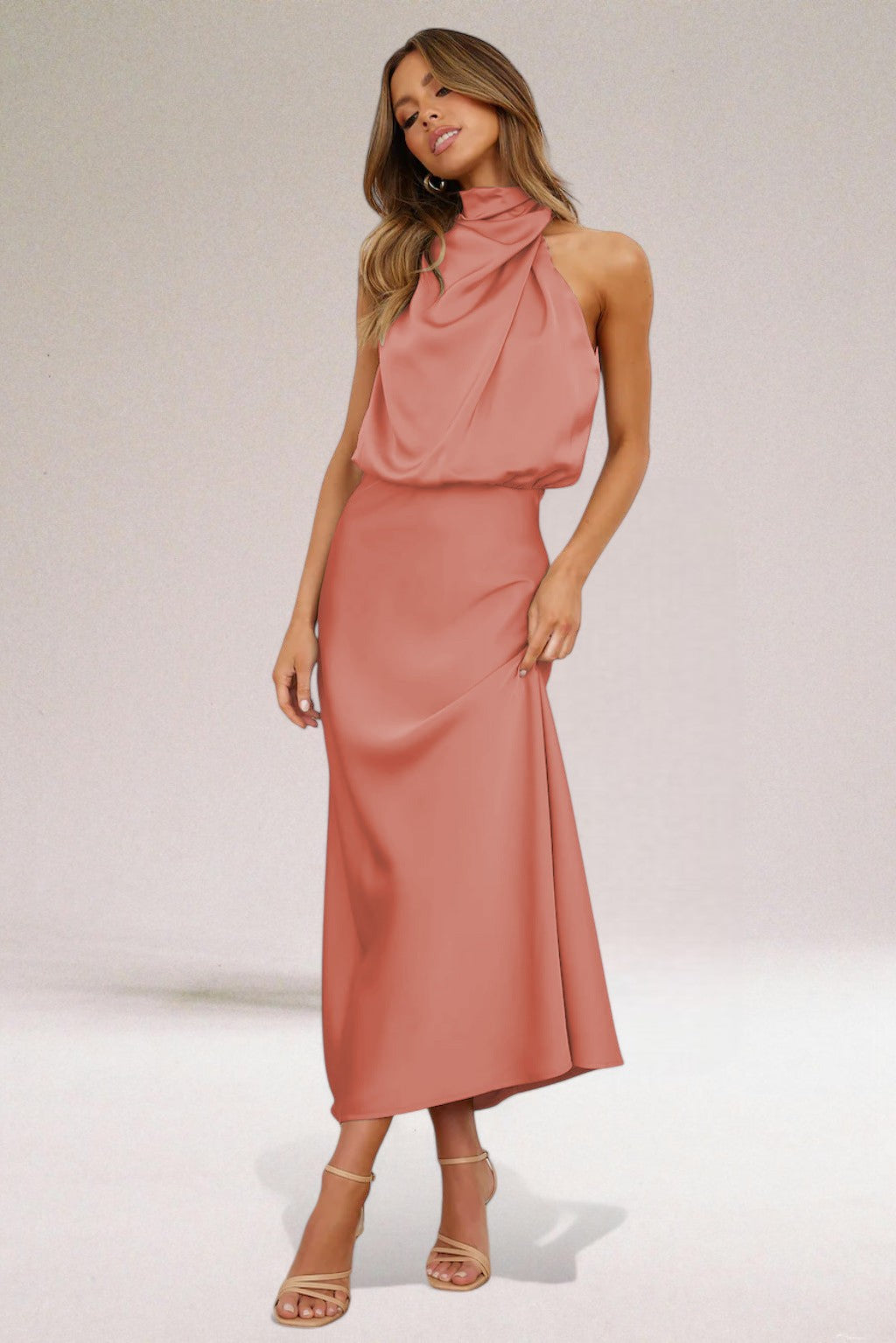 Noora™ | Glamourklänning i satin med halterneck