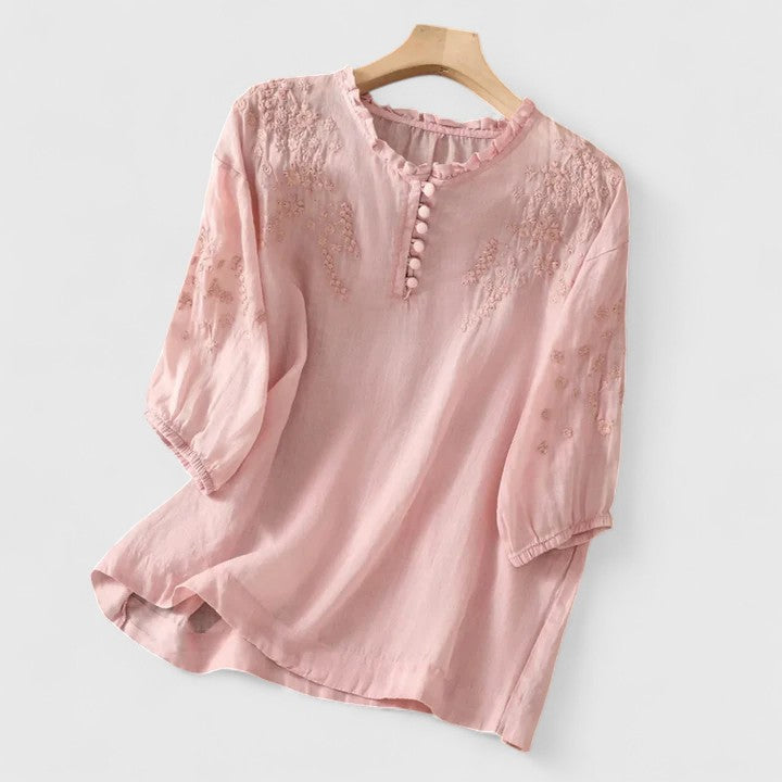 Noora™ | Sorelia – Blus i bomullsvoile med broderade axlar