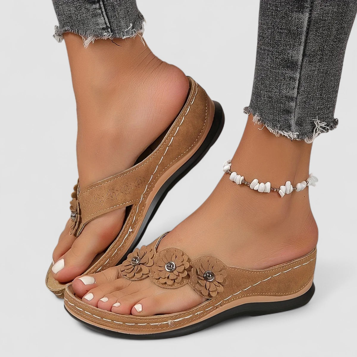 Noora™ | Flora – Blommiga kilklackssandaler med ortopedisk komfort