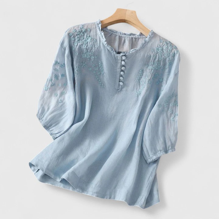 Noora™ | Sorelia – Blus i bomullsvoile med broderade axlar
