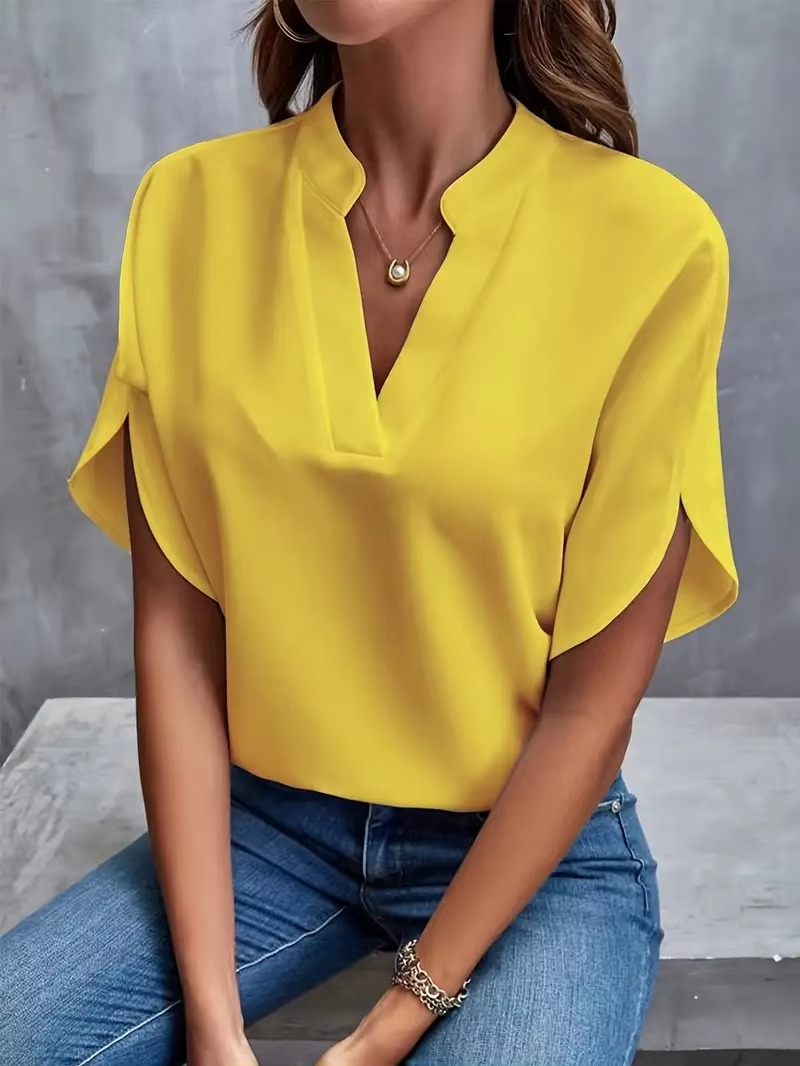 Noora™ | Malin – V-ringad topp i mjukt tyg och feminin ton