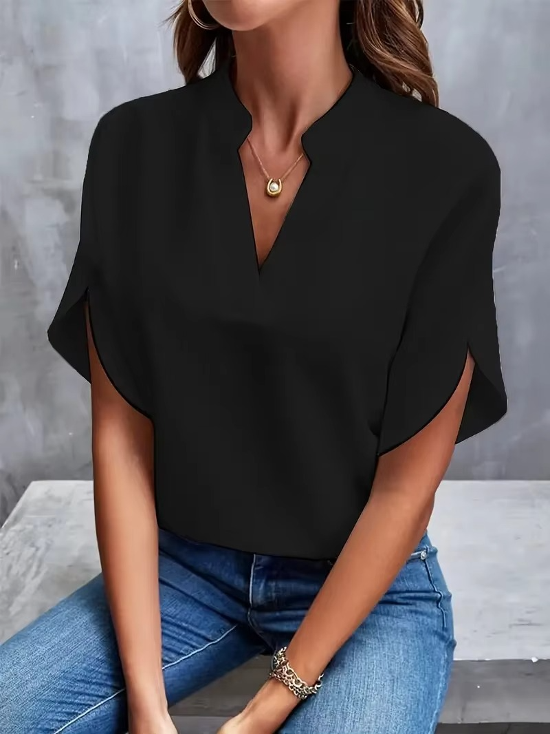 Noora™ | Malin – V-ringad topp i mjukt tyg och feminin ton