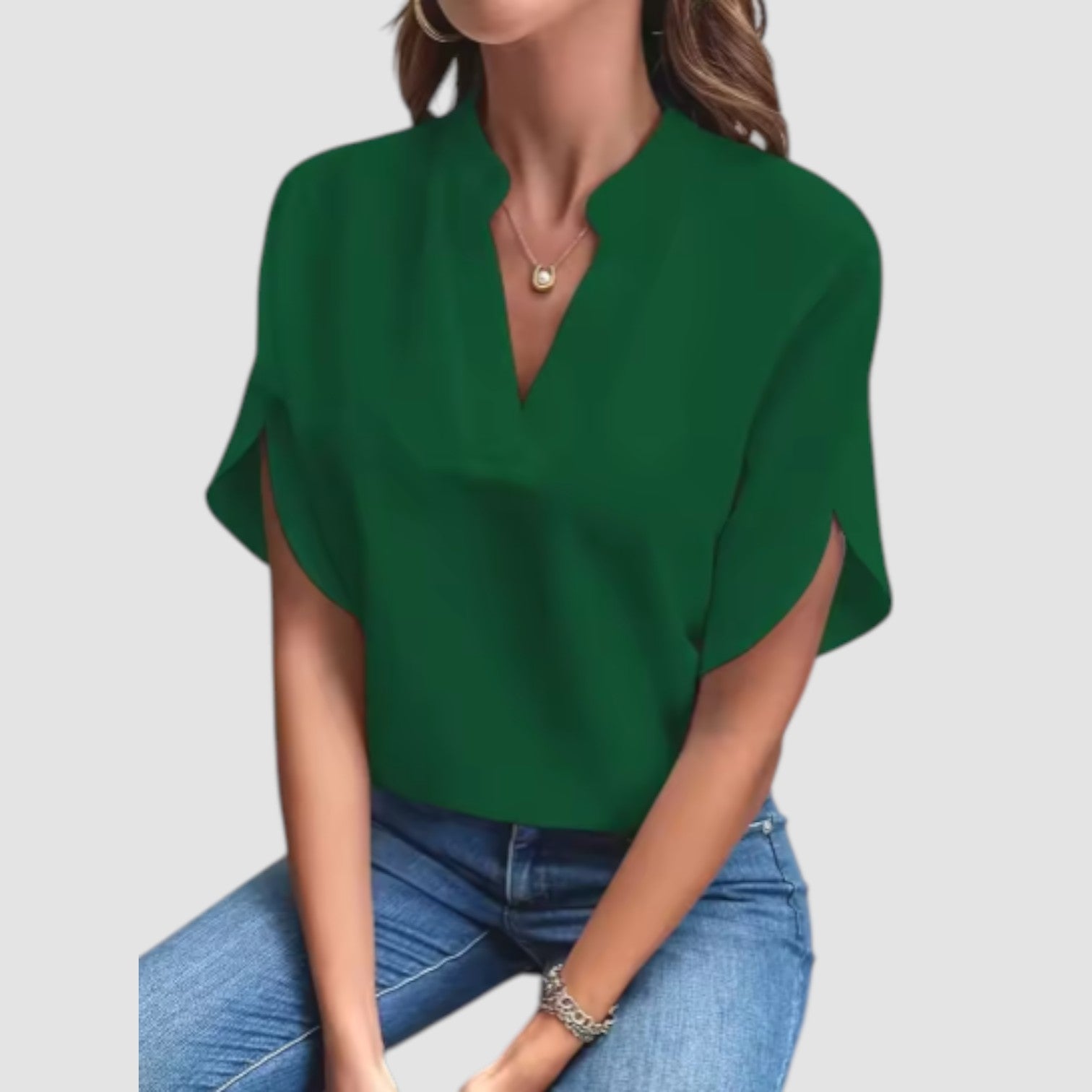 Noora™ | Malin – V-ringad topp i mjukt tyg och feminin ton