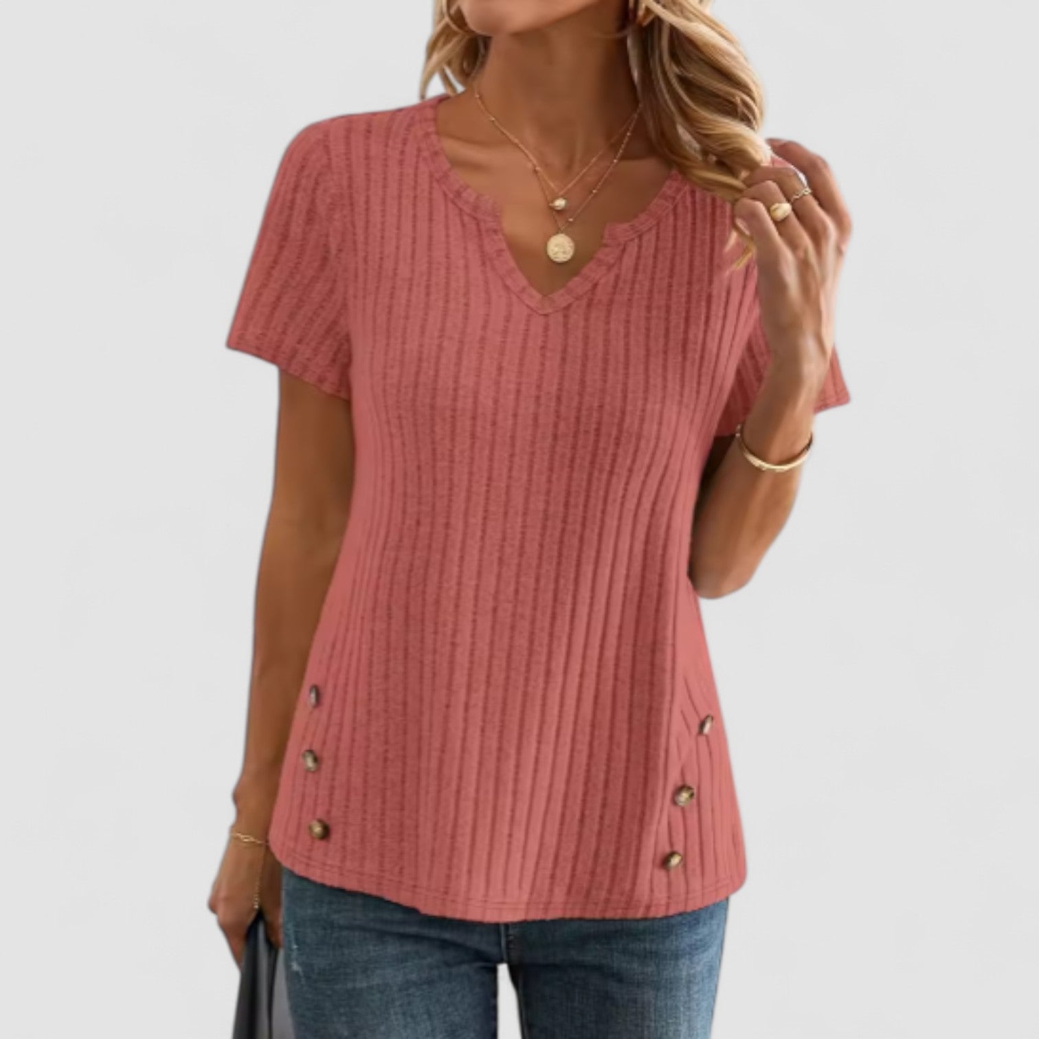 Noora™ | Elsa – V-ringad topp med diskreta detaljer