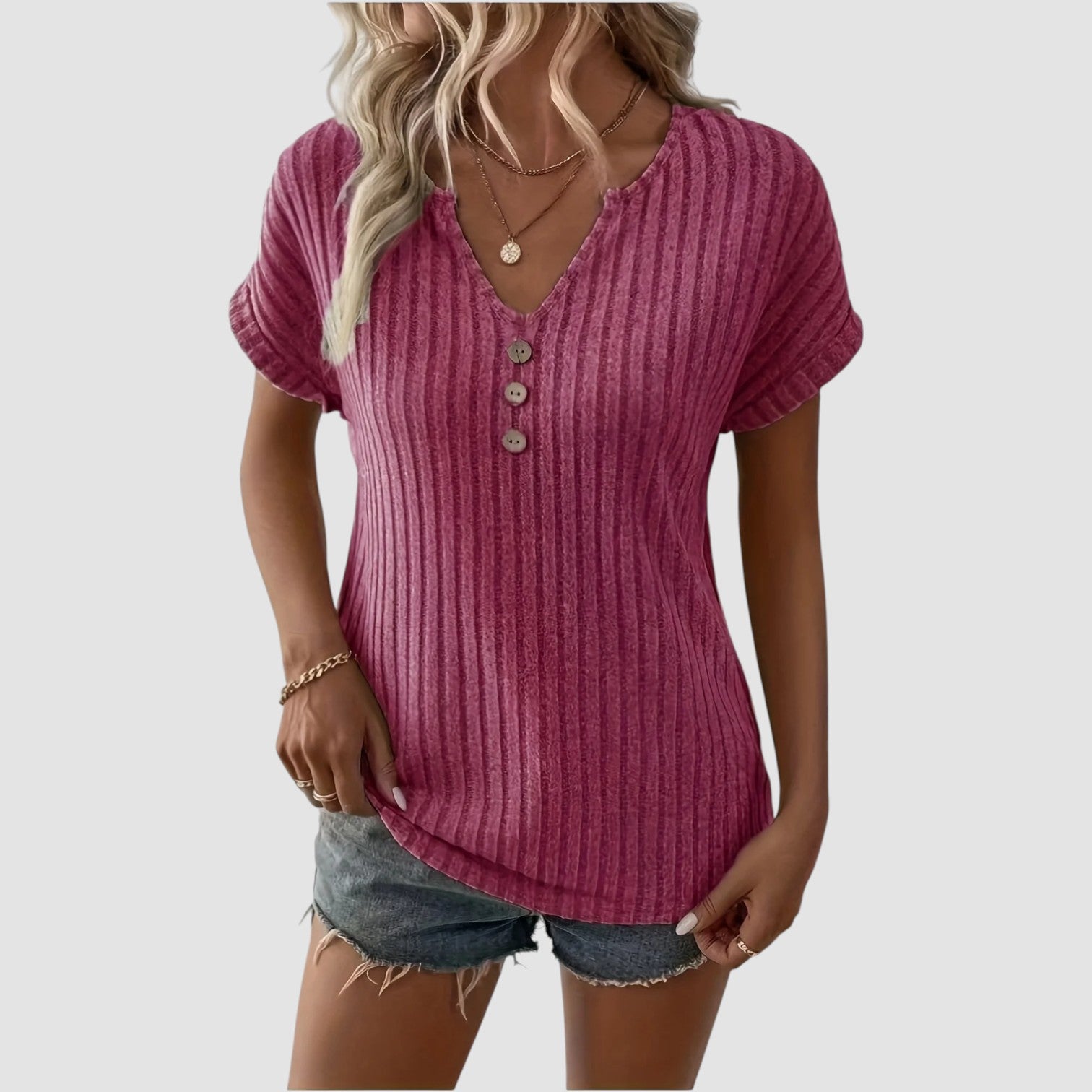 Noora™ | Svala – Ribbstickad topp med knappar