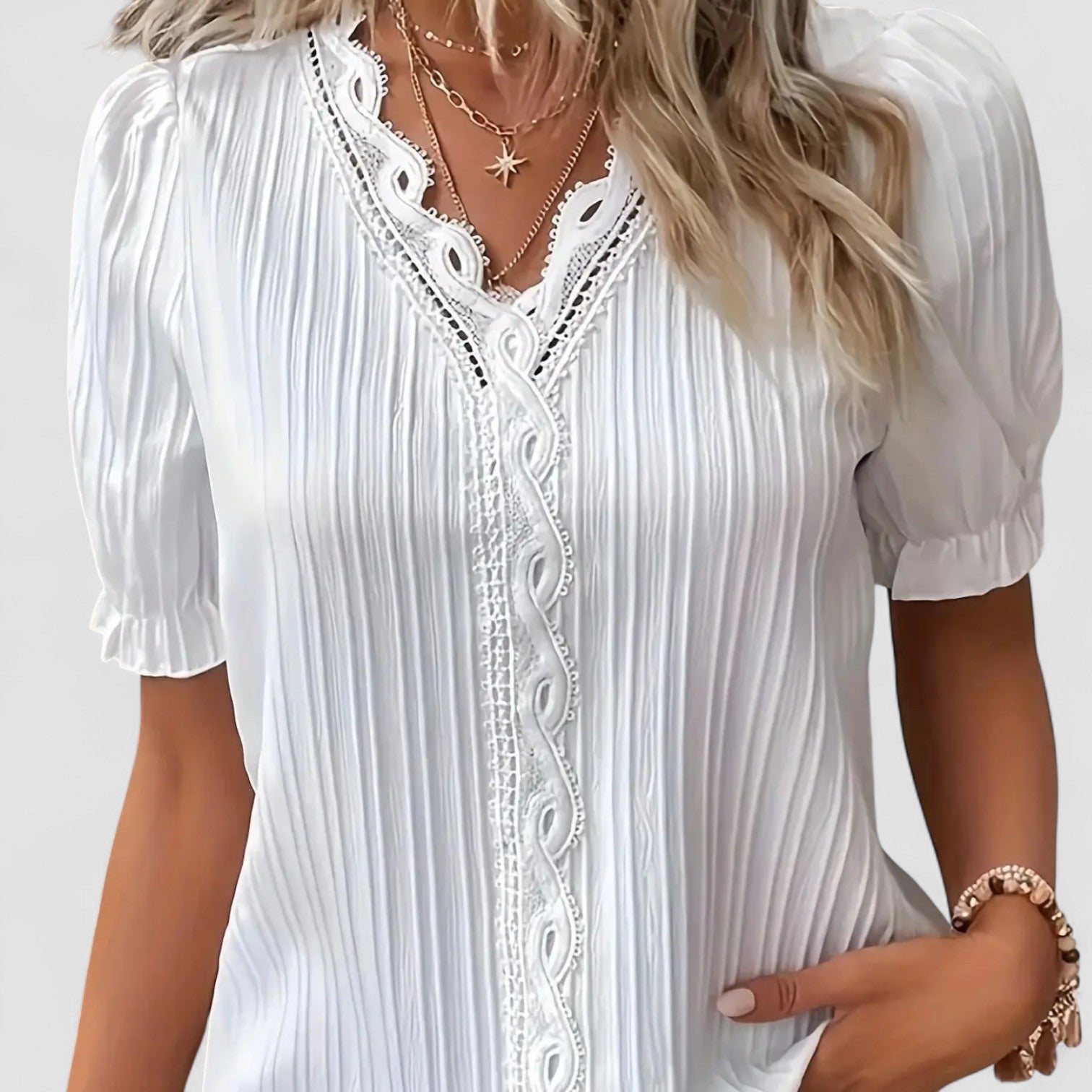 Noora™ | Elvira – Blus med spets och veckdetaljer